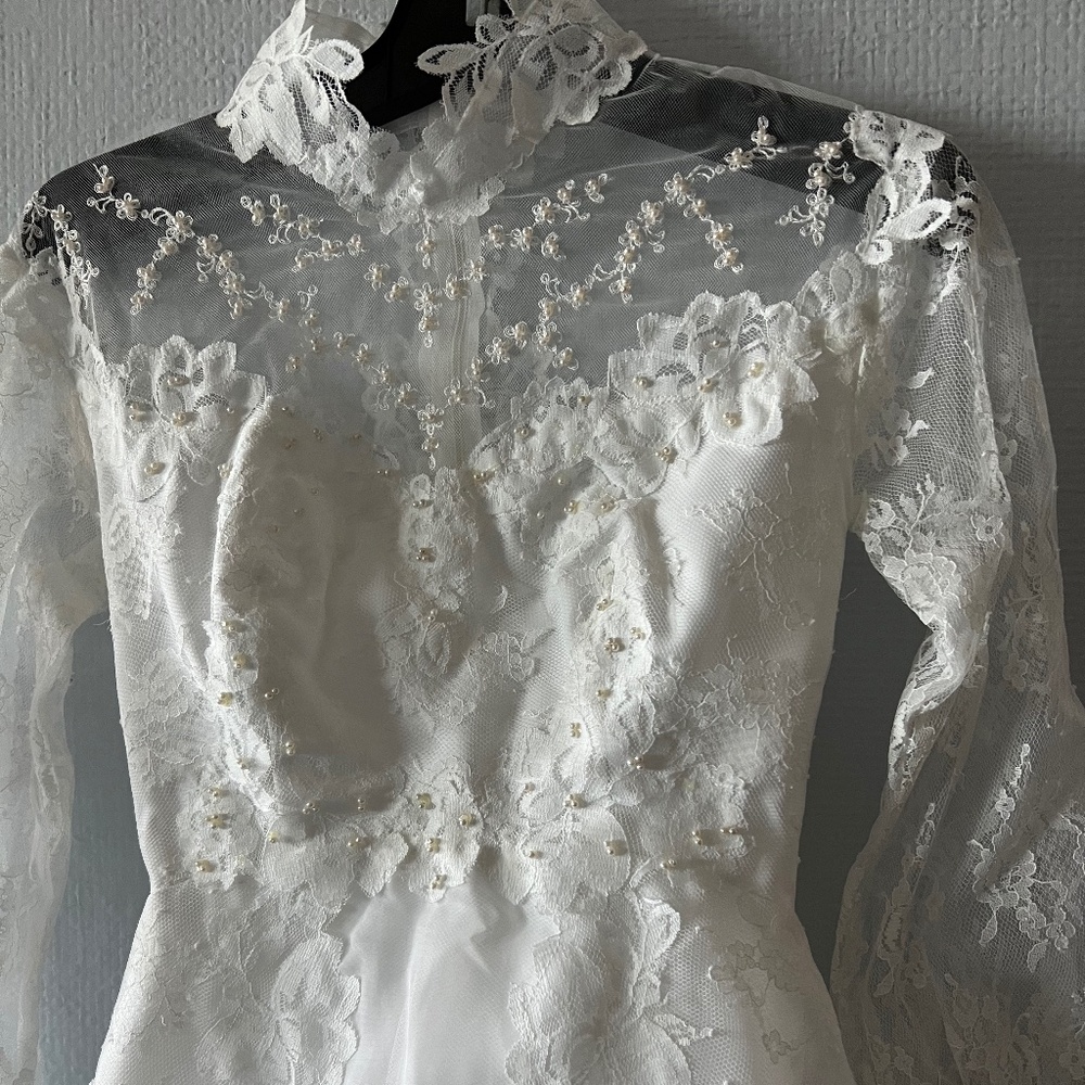 Gorgeous Vintage Lace & Pearl Wedding Gown w Matching Veil- Pristine Condition!